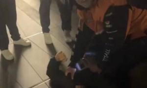 陈某秋（男，26岁）珠宝店内抢夺手镯，被路过的外卖员当场控制